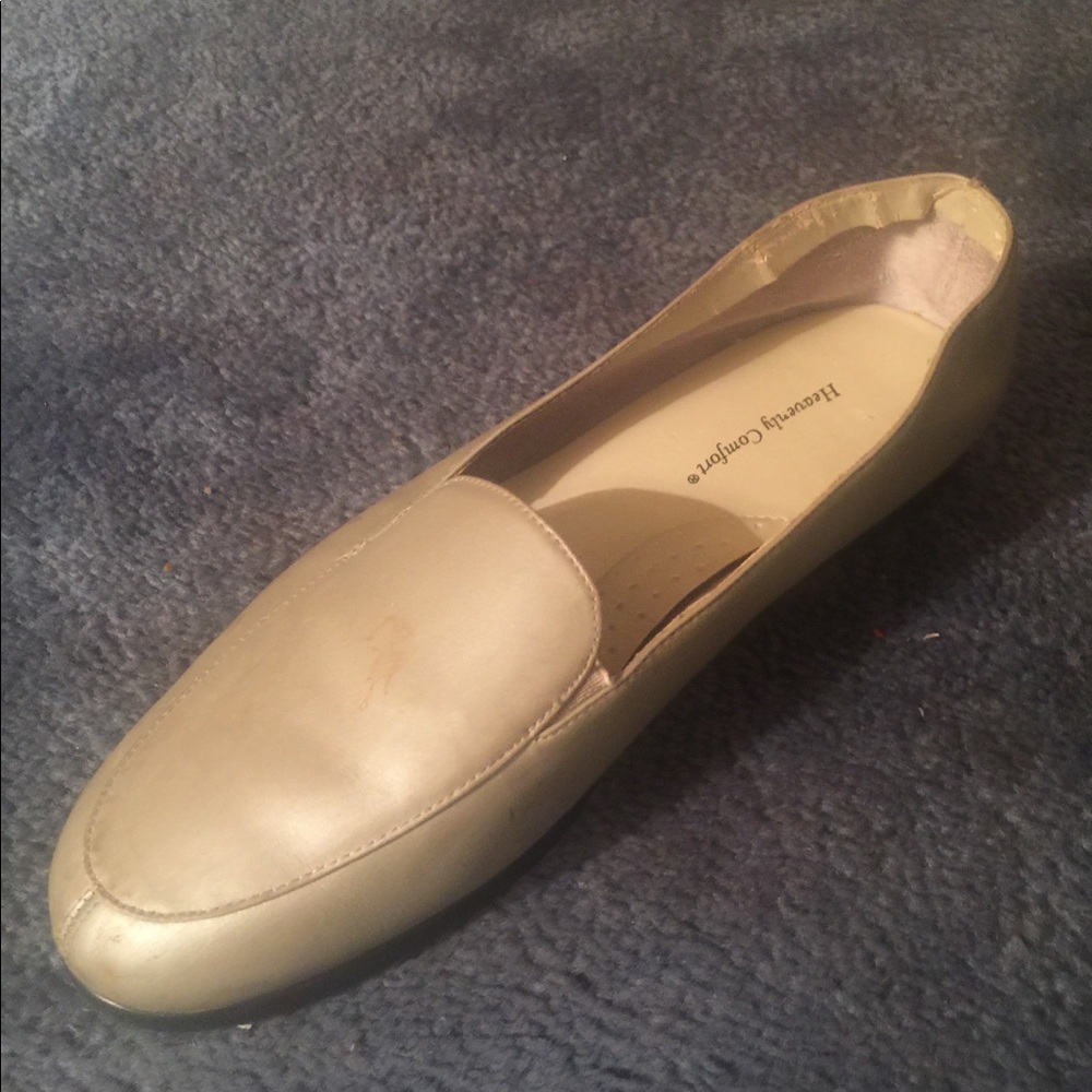 Woman’s shoe size 9.5